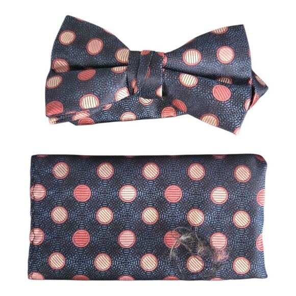 STACY ADAMS NAVY BURGUNDY POLKA DOT FASHION BOXED BOW TIE & POCKET SQUARE SET. - Picture 3 of 6